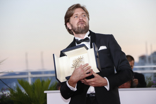 <YONHAP PHOTO-2036> epa05996358 Swedish director Ruben Ostlund poses during the Award Winners photocall after he won the Palme d'Or (Golden Palm) Prize for 'The Square' at the 70th annual Cannes Film Festival in Cannes, France, 28 May 2017.  EPA/JULIEN WARNAND/2017-05-29 05:39:00/<저작권자 ⓒ 1980-2017 ㈜연합뉴스. 무단 전재 재배포 금지.>